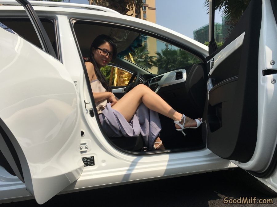 【媳妇当车模】老婆和闺蜜一起秀腿[第43张/共56张]