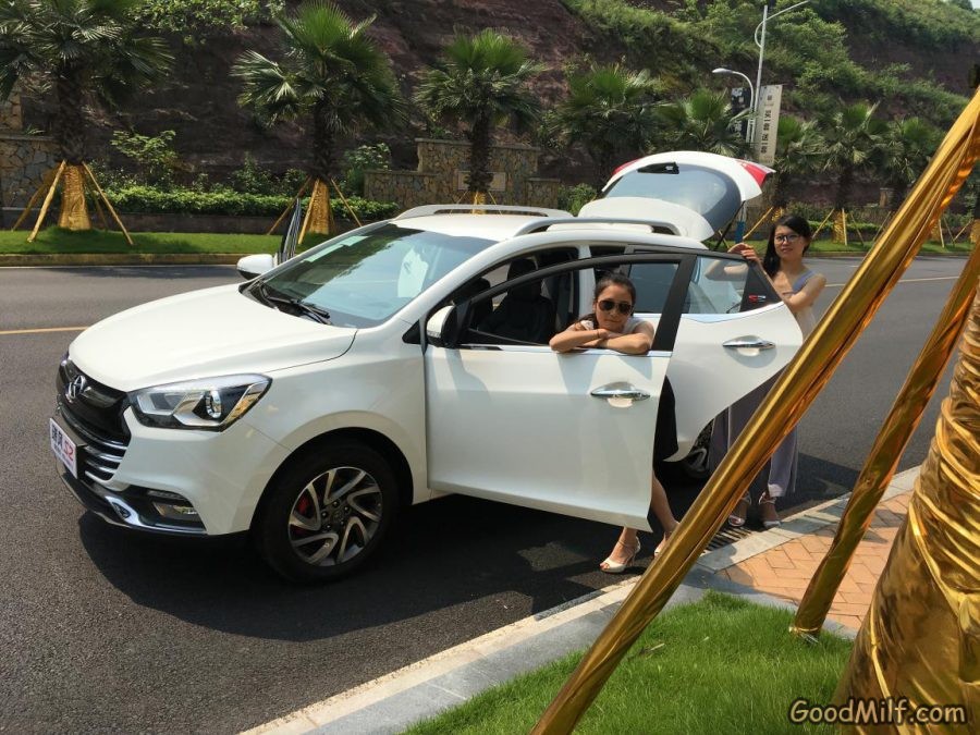 【媳妇当车模】老婆和闺蜜一起秀腿[第46张/共56张]