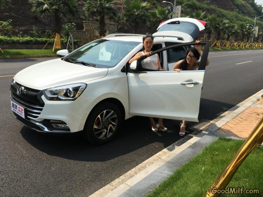 【媳妇当车模】老婆和闺蜜一起秀腿[第47张/共56张]