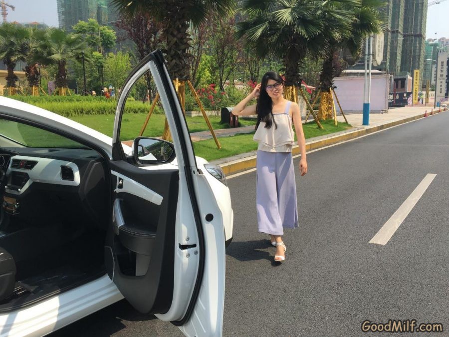 【媳妇当车模】老婆和闺蜜一起秀腿[第51张/共56张]