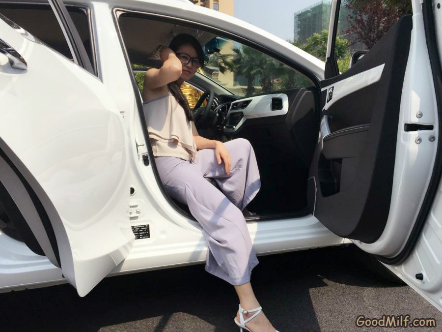 【媳妇当车模】老婆和闺蜜一起秀腿[第52张/共56张]