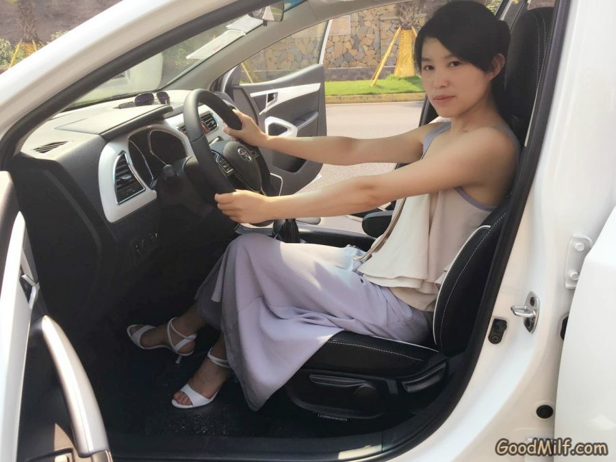 【媳妇当车模】老婆和闺蜜一起秀腿[第55张/共56张]