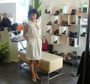 短发服装店老板娘的高跟腿