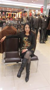 来自东北哈尔滨的服装店老板娘,喜欢穿高跟鞋秀腿