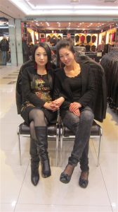 来自东北哈尔滨的服装店老板娘,喜欢穿高跟鞋秀腿