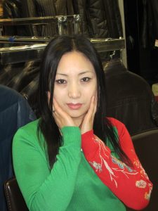 来自东北哈尔滨的服装店老板娘,喜欢穿高跟鞋秀腿