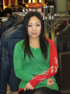 来自东北哈尔滨的服装店老板娘,喜欢穿高跟鞋秀腿