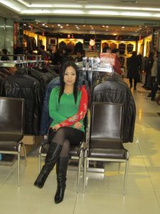 来自东北哈尔滨的服装店老板娘,喜欢穿高跟鞋秀腿