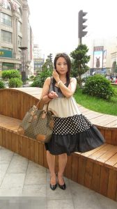 来自东北哈尔滨的服装店老板娘,喜欢穿高跟鞋秀腿