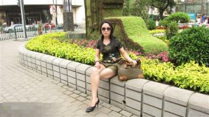 来自东北哈尔滨的服装店老板娘,喜欢穿高跟鞋秀腿