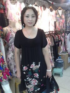 来自东北哈尔滨的服装店老板娘,喜欢穿高跟鞋秀腿