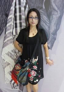 来自东北哈尔滨的服装店老板娘,喜欢穿高跟鞋秀腿