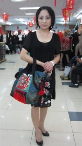 来自东北哈尔滨的服装店老板娘,喜欢穿高跟鞋秀腿