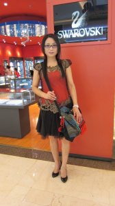 来自东北哈尔滨的服装店老板娘,喜欢穿高跟鞋秀腿