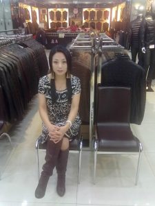 来自东北哈尔滨的服装店老板娘,喜欢穿高跟鞋秀腿