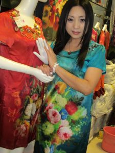 来自东北哈尔滨的服装店老板娘,喜欢穿高跟鞋秀腿