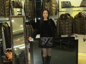 来自东北哈尔滨的服装店老板娘,喜欢穿高跟鞋秀腿