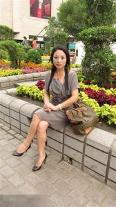 来自东北哈尔滨的服装店老板娘,喜欢穿高跟鞋秀腿