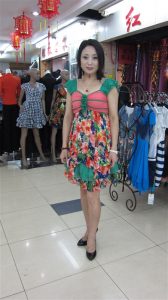 来自东北哈尔滨的服装店老板娘,喜欢穿高跟鞋秀腿