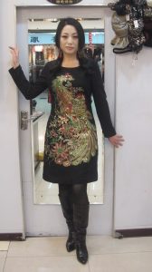 来自东北哈尔滨的服装店老板娘,喜欢穿高跟鞋秀腿