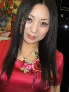 来自东北哈尔滨的服装店老板娘,喜欢穿高跟鞋秀腿