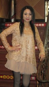 来自东北哈尔滨的服装店老板娘,喜欢穿高跟鞋秀腿