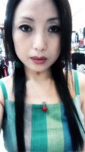 来自东北哈尔滨的服装店老板娘,喜欢穿高跟鞋秀腿