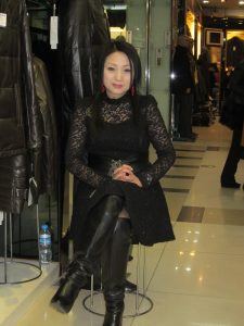来自东北哈尔滨的服装店老板娘,喜欢穿高跟鞋秀腿