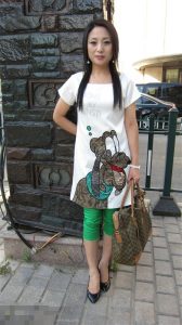 来自东北哈尔滨的服装店老板娘,喜欢穿高跟鞋秀腿