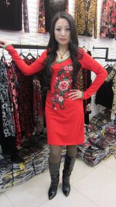 来自东北哈尔滨的服装店老板娘,喜欢穿高跟鞋秀腿