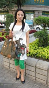 来自东北哈尔滨的服装店老板娘,喜欢穿高跟鞋秀腿