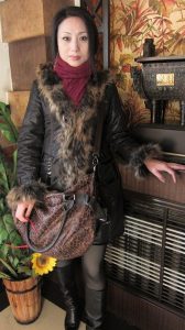 来自东北哈尔滨的服装店老板娘,喜欢穿高跟鞋秀腿