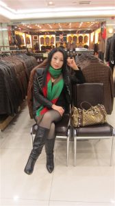 来自东北哈尔滨的服装店老板娘,喜欢穿高跟鞋秀腿