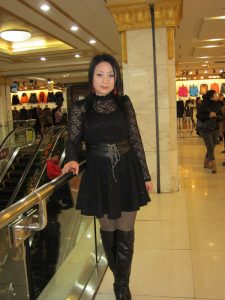 来自东北哈尔滨的服装店老板娘,喜欢穿高跟鞋秀腿