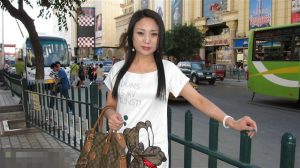 来自东北哈尔滨的服装店老板娘,喜欢穿高跟鞋秀腿