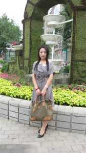 来自东北哈尔滨的服装店老板娘,喜欢穿高跟鞋秀腿