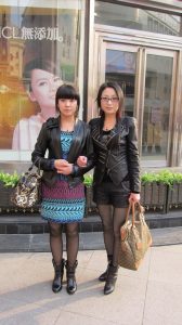 来自东北哈尔滨的服装店老板娘,喜欢穿高跟鞋秀腿