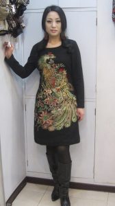 来自东北哈尔滨的服装店老板娘,喜欢穿高跟鞋秀腿