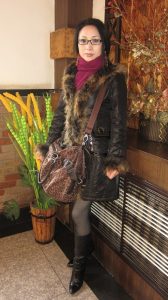 来自东北哈尔滨的服装店老板娘,喜欢穿高跟鞋秀腿