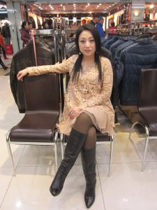 来自东北哈尔滨的服装店老板娘,喜欢穿高跟鞋秀腿