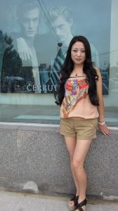 来自东北哈尔滨的服装店老板娘,喜欢穿高跟鞋秀腿