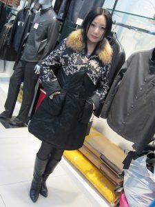 来自东北哈尔滨的服装店老板娘,喜欢穿高跟鞋秀腿