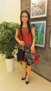 来自东北哈尔滨的服装店老板娘,喜欢穿高跟鞋秀腿