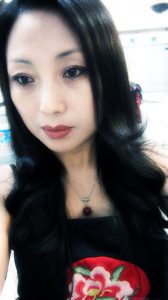 来自东北哈尔滨的服装店老板娘,喜欢穿高跟鞋秀腿