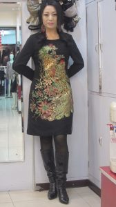 来自东北哈尔滨的服装店老板娘,喜欢穿高跟鞋秀腿