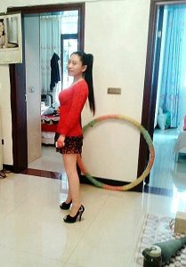 来自东北哈尔滨的服装店老板娘,喜欢穿高跟鞋秀腿