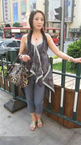 来自东北哈尔滨的服装店老板娘,喜欢穿高跟鞋秀腿