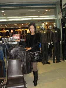 来自东北哈尔滨的服装店老板娘,喜欢穿高跟鞋秀腿