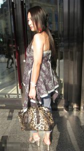 来自东北哈尔滨的服装店老板娘,喜欢穿高跟鞋秀腿