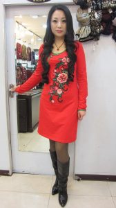 来自东北哈尔滨的服装店老板娘,喜欢穿高跟鞋秀腿